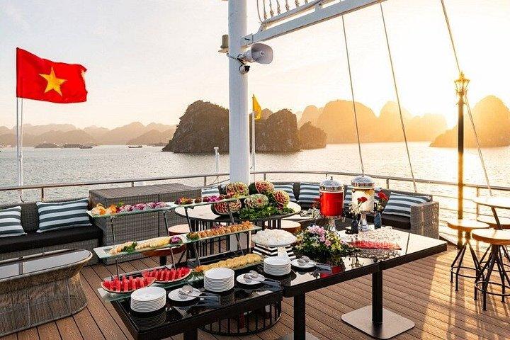 ハノイ発ハロン湾日帰りツアー(カヤック、スイミング&ランチ付き)