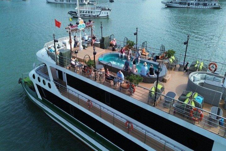 Halong Bay Tagestour von Hanoi : Cave Island Kajak-Buffet Mittagessen