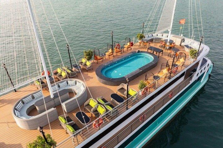 ハノイ発ハロン湾日帰りツアー（カヤック、スイミング＆ランチ付き）
