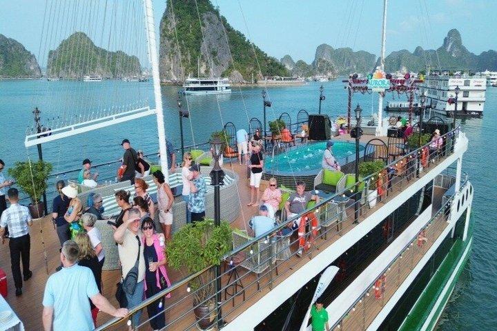 ハノイ発ハロン湾日帰りツアー（カヤック、スイミング＆ランチ付き）