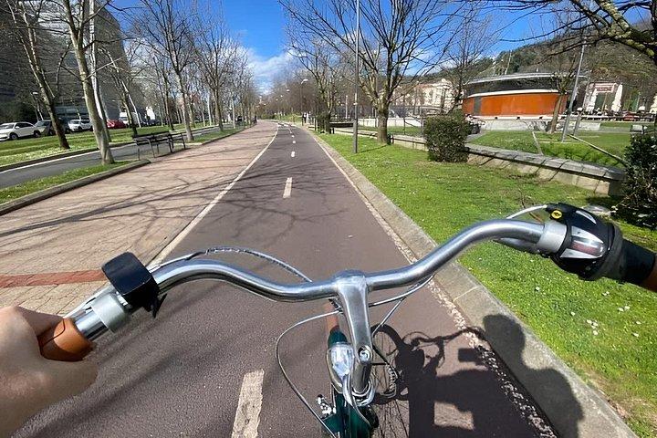 プライベートビルバオから海岸の景色を望むゲチョ観光バイクツアー