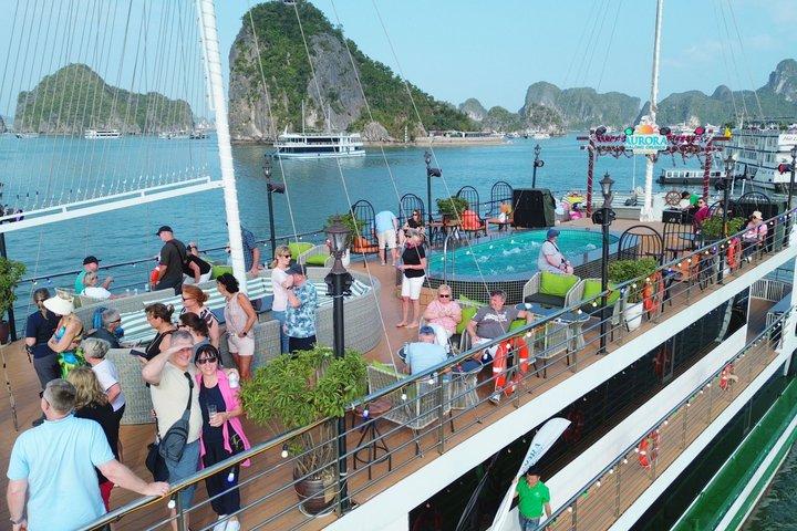 Halong Bay Tagestour von Hanoi : Cave Island Kajak-Buffet Mittagessen