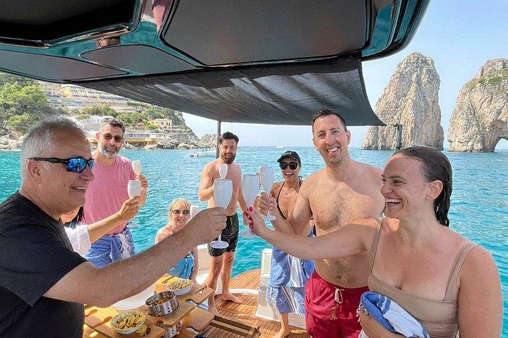 カプリ1日ツアー：プレミアムボートツアー（オールインクルーシブ）＋島訪問