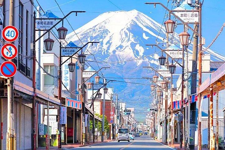 東京から：富士山日帰り旅行でトレンディスポットへ