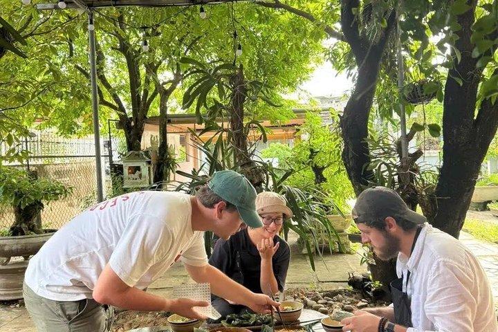 Classe de culinária com família local e experiência prática em Hue
