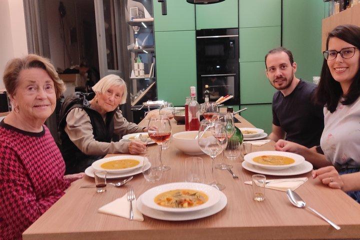Das beste ungarische Abendessen mit Einheimischen in ihrem Haus mit Autotransfer
