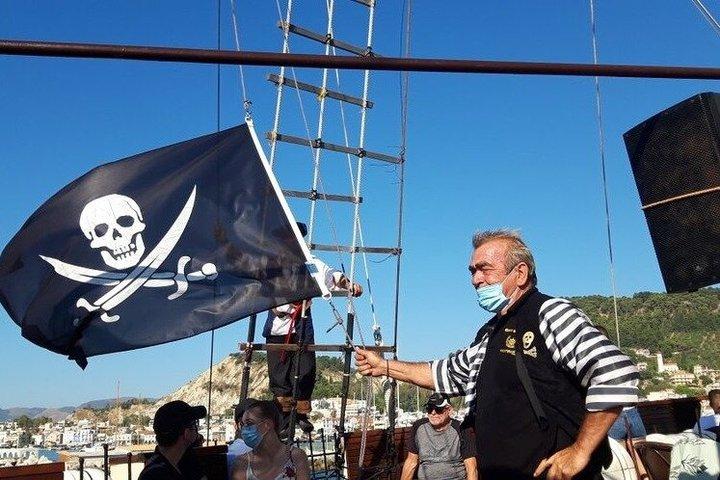 ザキントスの難破船ビーチと洞窟への海賊船クルーズ