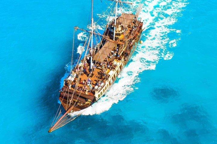 ザキントスの難破船ビーチと洞窟への海賊船クルーズ