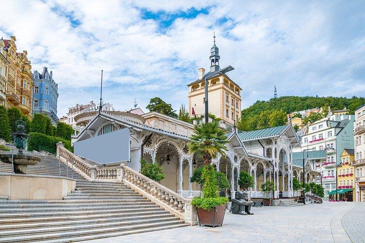 プラハ発：カルロヴィ・ヴァリとロケトへの日帰り旅行（城見学はオプション）