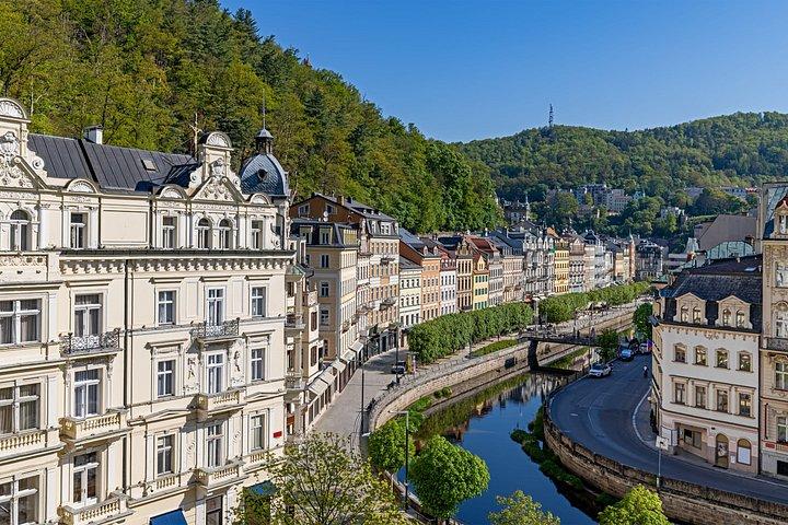 プラハ発：カルロヴィ・ヴァリとロケトへの日帰り旅行（城見学はオプション）