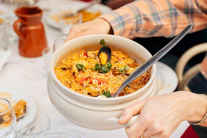 リスボン: 受賞歴のある地元の飲み物付きガイド付きウォーキングフードツアー
