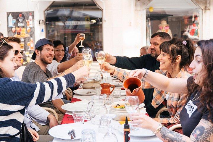 リスボン: 受賞歴のある地元の飲み物付きガイド付きウォーキングフードツアー