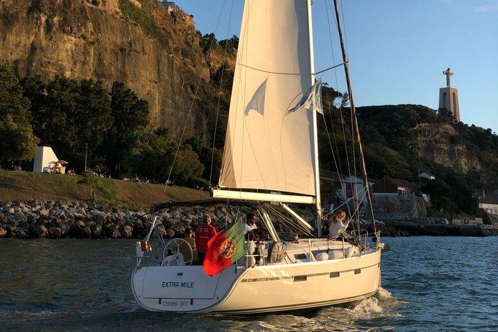 Lissabon Small Group 2h Sunset Sailing - Live kommentar og en drink