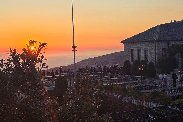 サランドまたはクサミルからのブルーアイ体験とレクルシ城の夕日