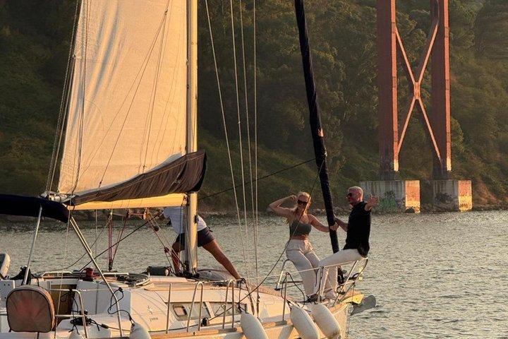 Lisbon Private Romantic 2h Cruise with sparkling wine-Day/Sunset