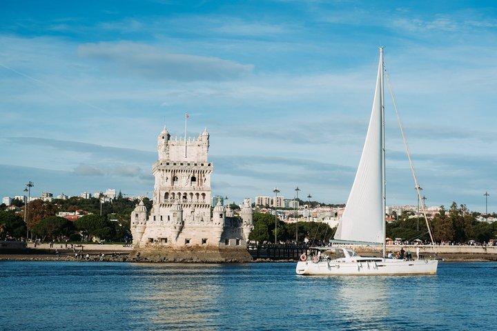 Lisbon Private Romantic 2h Cruise with sparkling wine-Day/Sunset