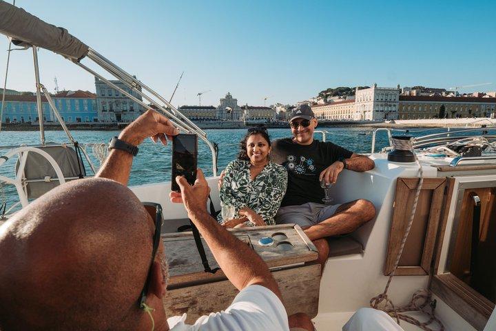 Lisbon Private Romantic 2h Cruise with sparkling wine-Day/Sunset