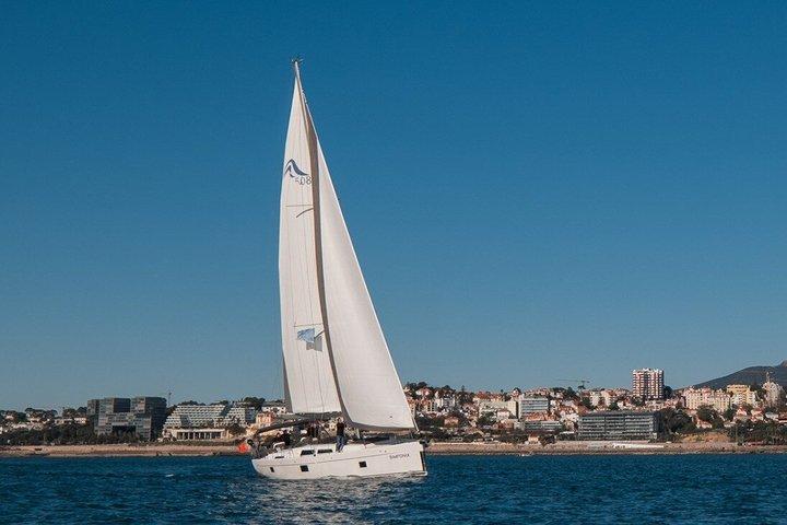Cascais Private Sailing 2h Cruise met een drankje