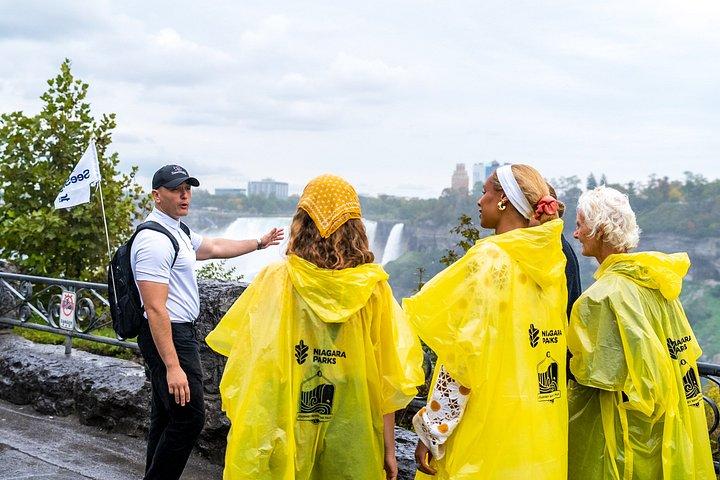 ベスト・オブ・ナイアガラ・フォールズ・カナダプレミアムツアー : 滝の裏側とボート