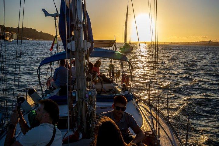 2-stündige Segelboot-Sonnenuntergangstour von RiverMountain Lisbon