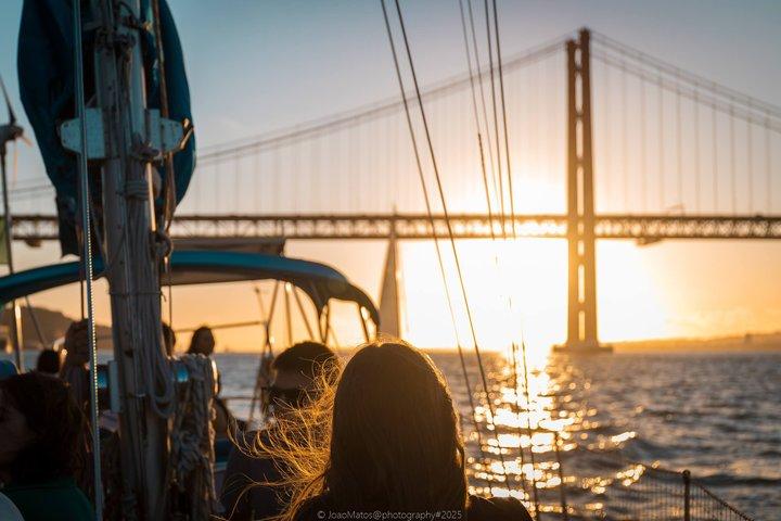 2-stündige Segelboot-Sonnenuntergangstour von RiverMountain Lisbon
