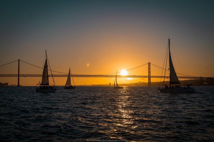 2-stündige Segelboot-Sonnenuntergangstour von RiverMountain Lisbon