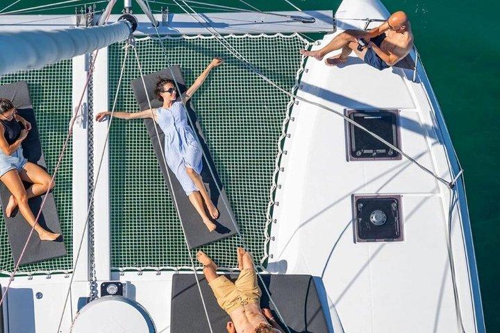 Athen Halbtages-Katamaranfahrt : Optionen für Vormittag oder Abendessen