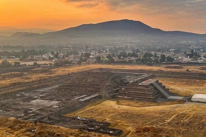 Teotihuacan, cave experience, breakfast and CDMX transportation