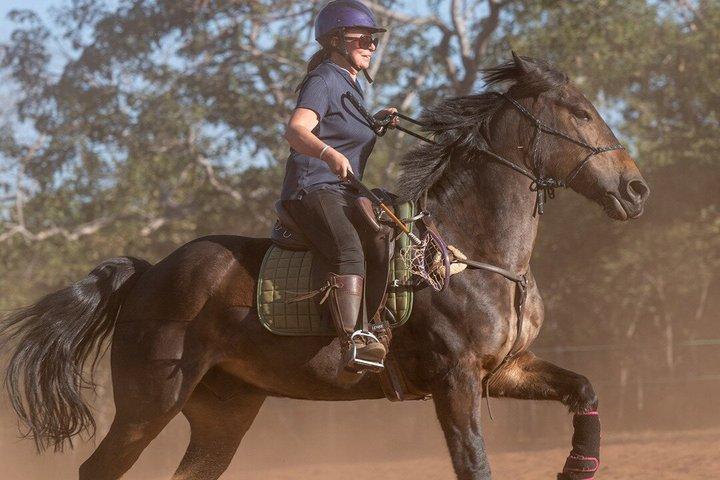 ビクトリアフォールズ小グループ乗馬村体験