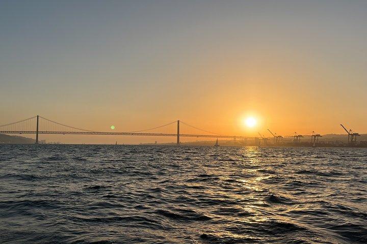 リスボン サンセット セーリング ツアー (白またはロゼ ワインと軽食付き)