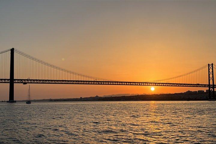 リスボン サンセット セーリング ツアー (白またはロゼ ワインと軽食付き)