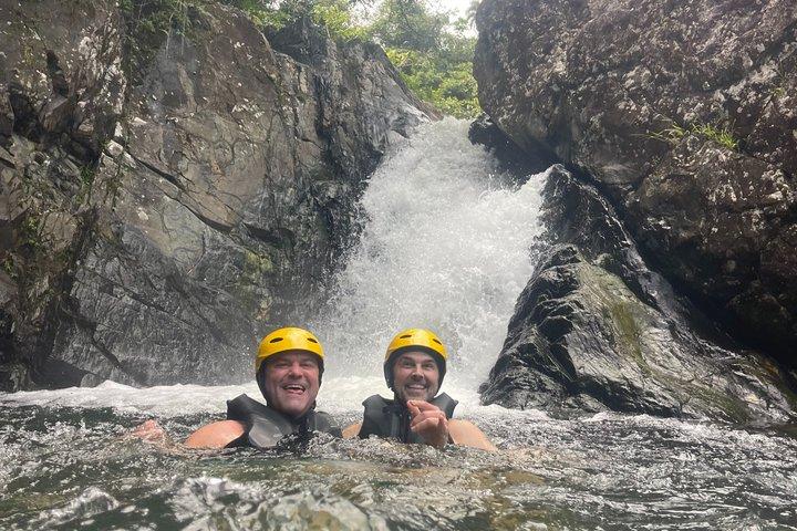 Medio día de selva tropical y tobogán acuático El Yunque con transporte