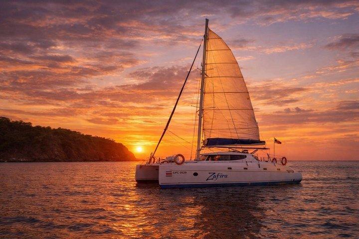 Crociera in catamarano al tramonto di Playa Flamingo con Open Bar e snorkeling