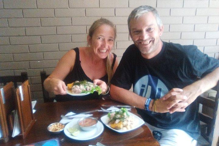 美食ウォーキングツアーでミラフローレスを探索