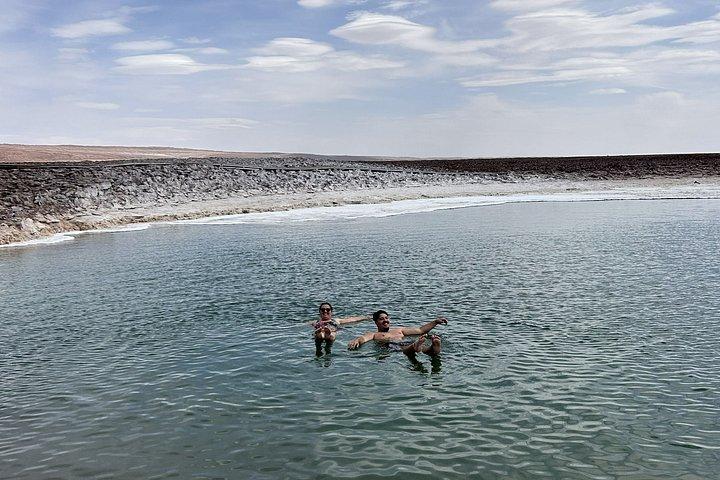 バルティナチェ潟での塩風呂：アタカマ砂漠での浮遊体験