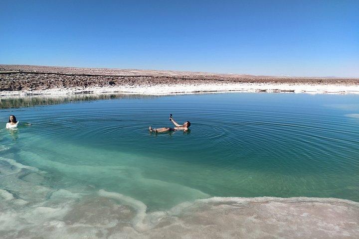 バルティナチェ潟での塩風呂：アタカマ砂漠での浮遊体験