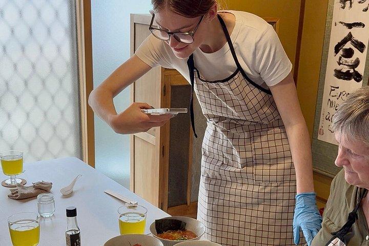 日本語ビーガンだしラーメン＆寿司＆抹茶を作る