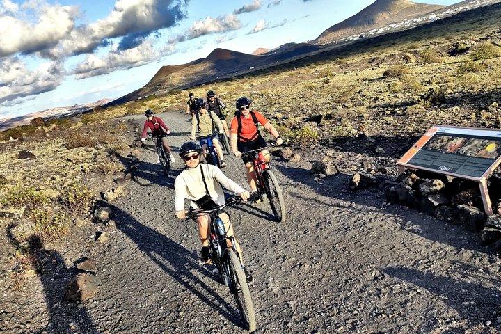 ランザローテEバイクツアー： 火山火口＆絶景ブドウ園