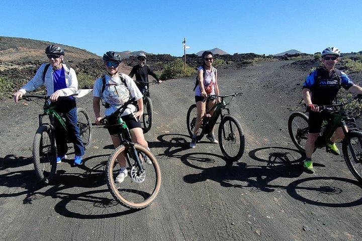 ランザローテEバイクツアー： 火山火口＆絶景ブドウ園
