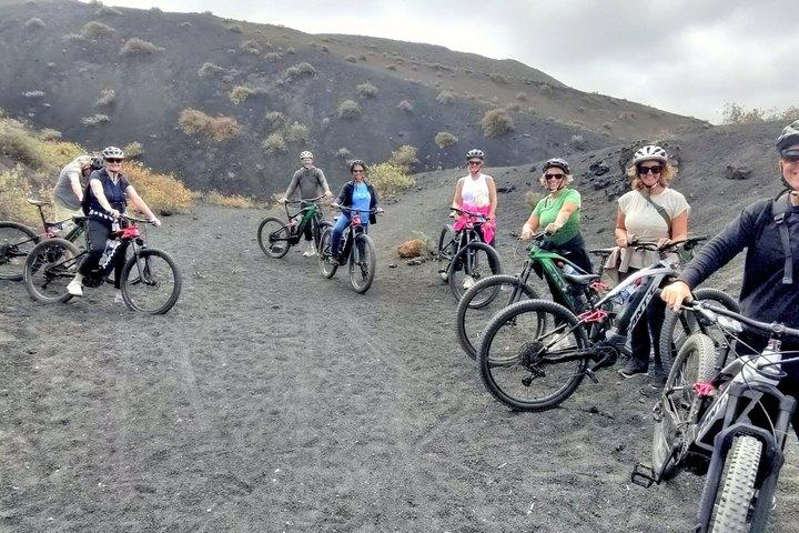 ランザローテEバイクツアー： 火山火口＆絶景ブドウ園