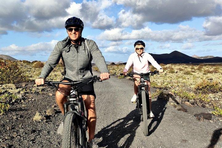 ランザローテEバイクツアー： 火山火口＆絶景ブドウ園