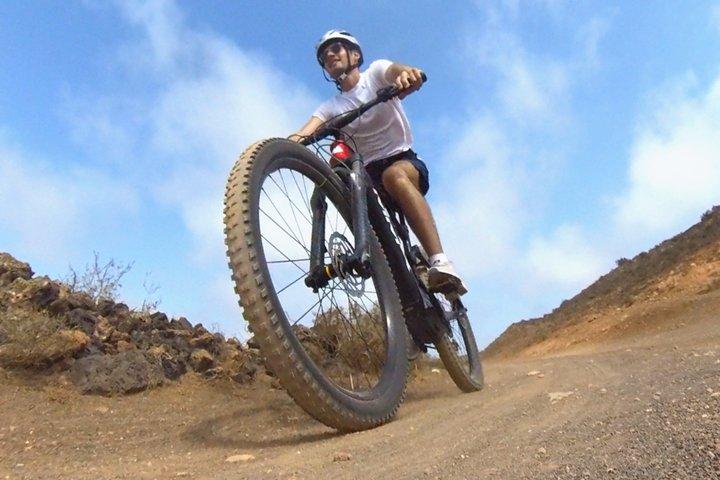 ランザローテEバイクツアー： 火山火口＆絶景ブドウ園