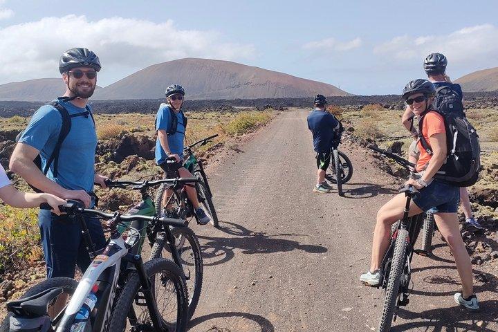 ランザローテEバイクツアー： 火山火口＆絶景ブドウ園