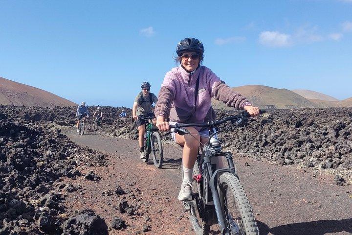 ランザローテEバイクツアー： 火山火口＆絶景ブドウ園