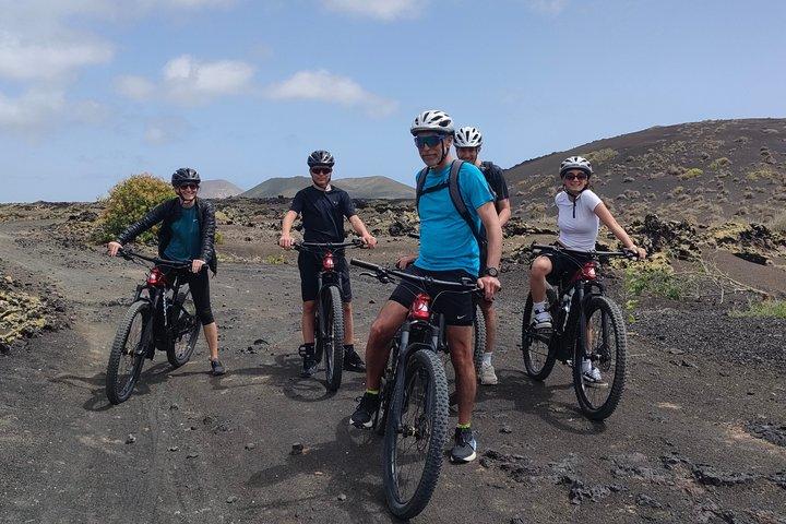 ランザローテEバイクツアー： 火山火口＆絶景ブドウ園