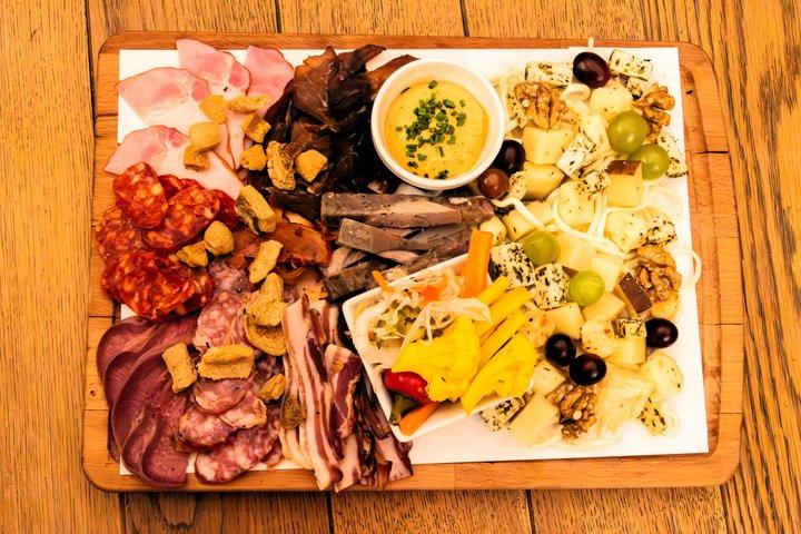 ブラチスラヴァ：伝統料理ツアー、テイスター＆チェリーリキュール