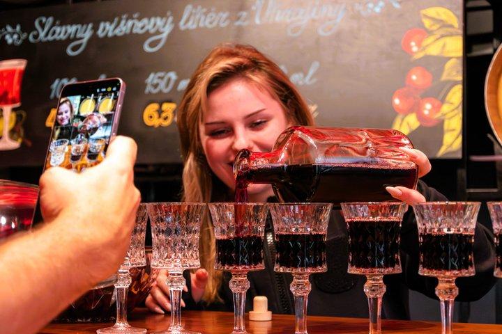 Bratislava: Traditionel mad tur, smager og kirsebærlikør