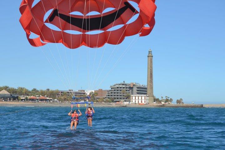 Parapendio sopra le dune di Maspalomas