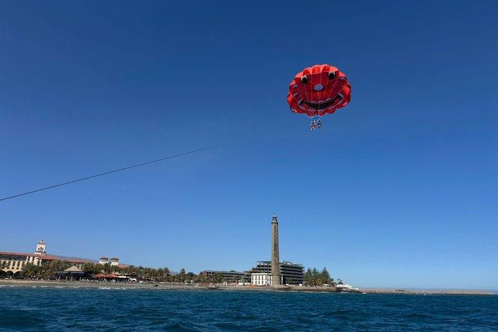 Parachute ascensionnel au-dessus des dunes de Maspalomas