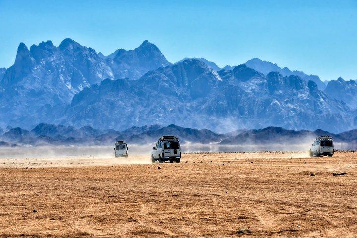 From Sharm: Colored Canyon Jeep Safari, Snorkeling, Dahab & Almoço